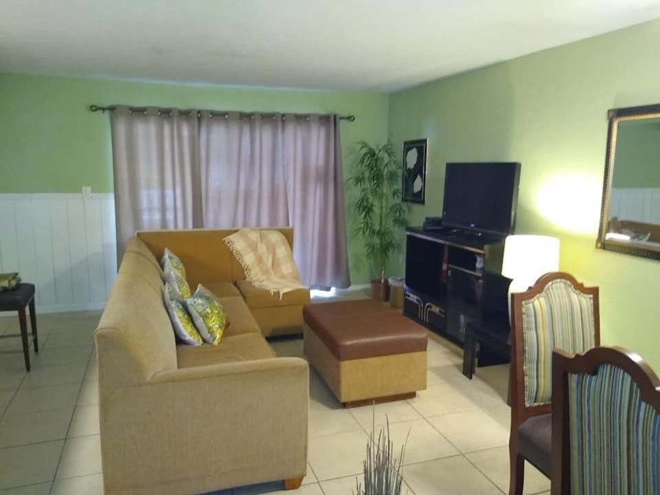Affordable Two Bedroom Tropical Condo - Private Beach, Pools, Hot Tub セント・ピーターズバーグ エクステリア 写真
