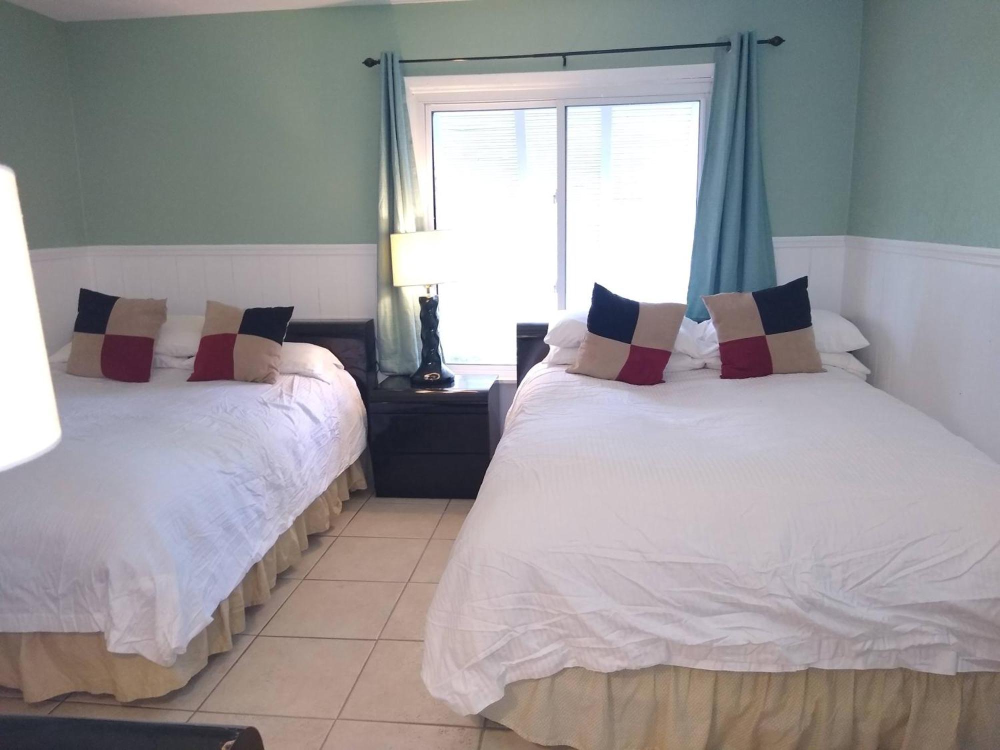 Affordable Two Bedroom Tropical Condo - Private Beach, Pools, Hot Tub セント・ピーターズバーグ エクステリア 写真