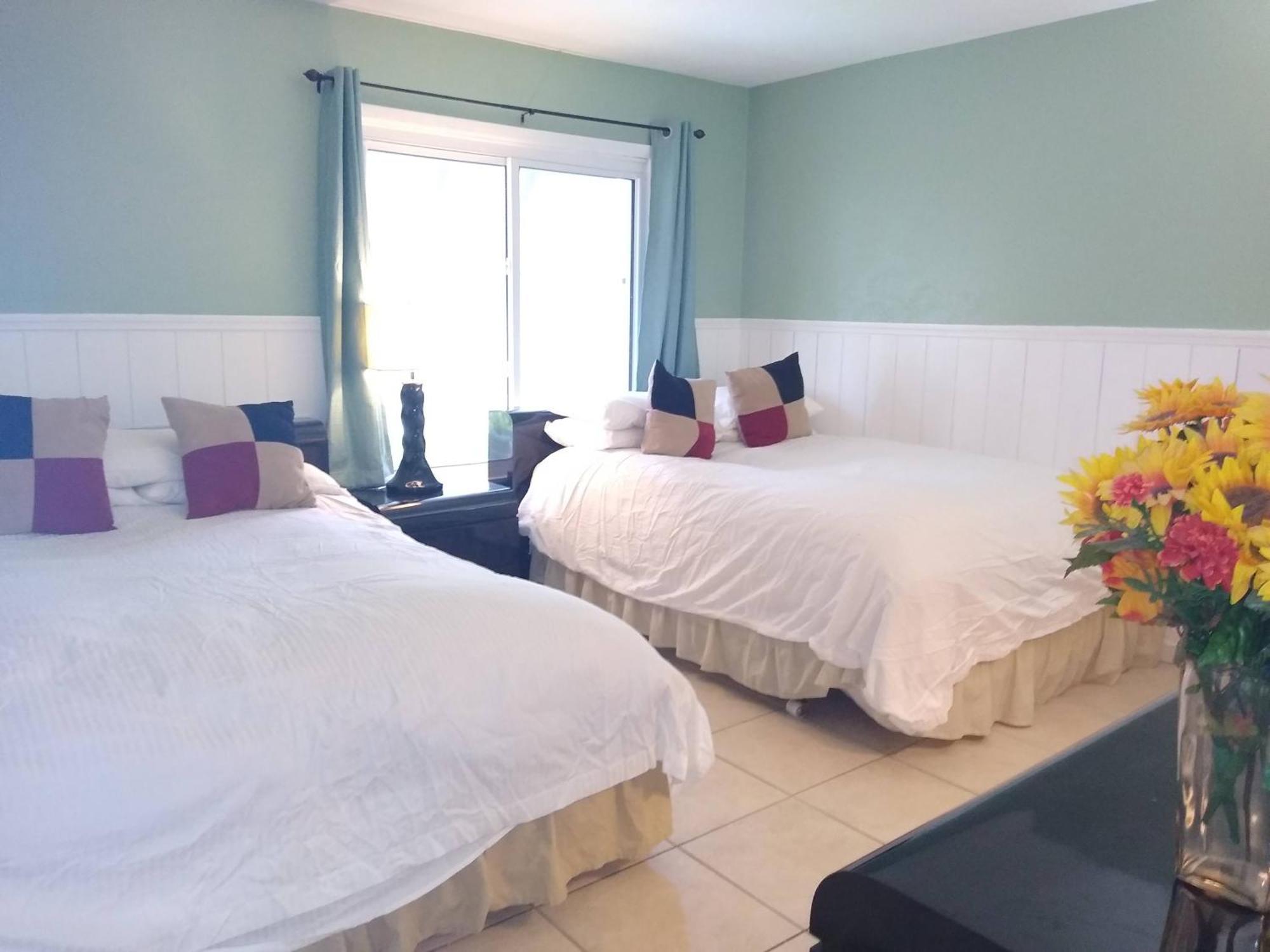 Affordable Two Bedroom Tropical Condo - Private Beach, Pools, Hot Tub セント・ピーターズバーグ エクステリア 写真