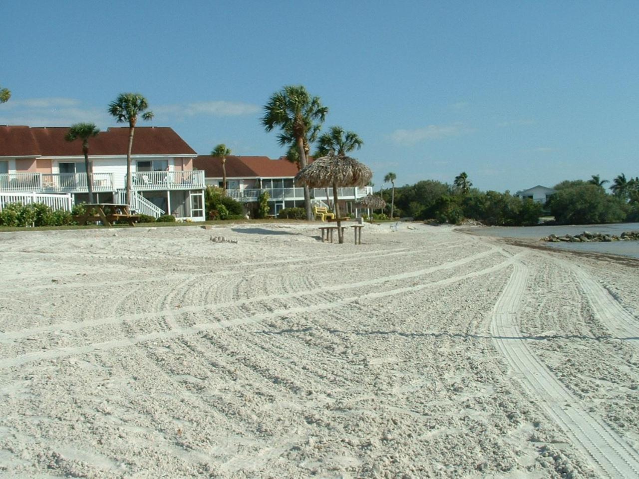 Affordable Two Bedroom Tropical Condo - Private Beach, Pools, Hot Tub セント・ピーターズバーグ エクステリア 写真