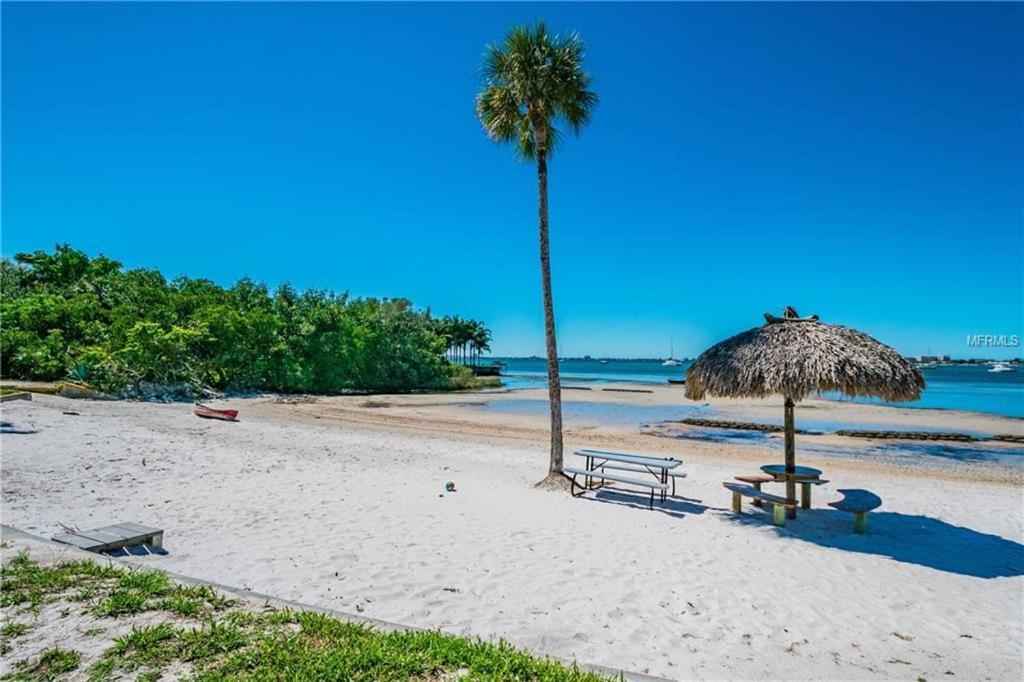 Affordable Two Bedroom Tropical Condo - Private Beach, Pools, Hot Tub セント・ピーターズバーグ エクステリア 写真