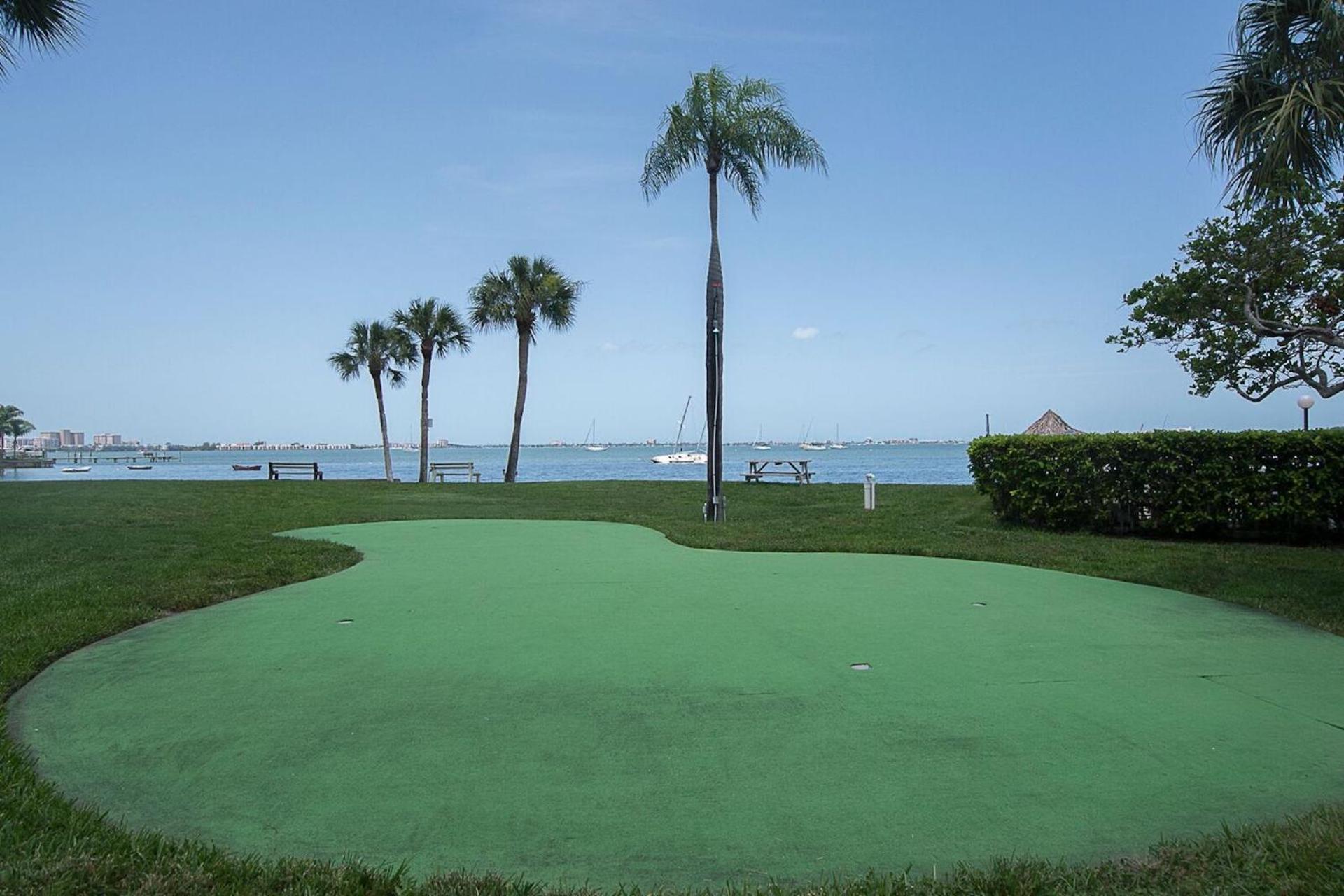 Affordable Two Bedroom Tropical Condo - Private Beach, Pools, Hot Tub セント・ピーターズバーグ エクステリア 写真