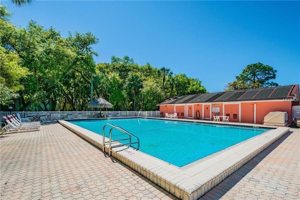 Affordable Two Bedroom Tropical Condo - Private Beach, Pools, Hot Tub セント・ピーターズバーグ エクステリア 写真