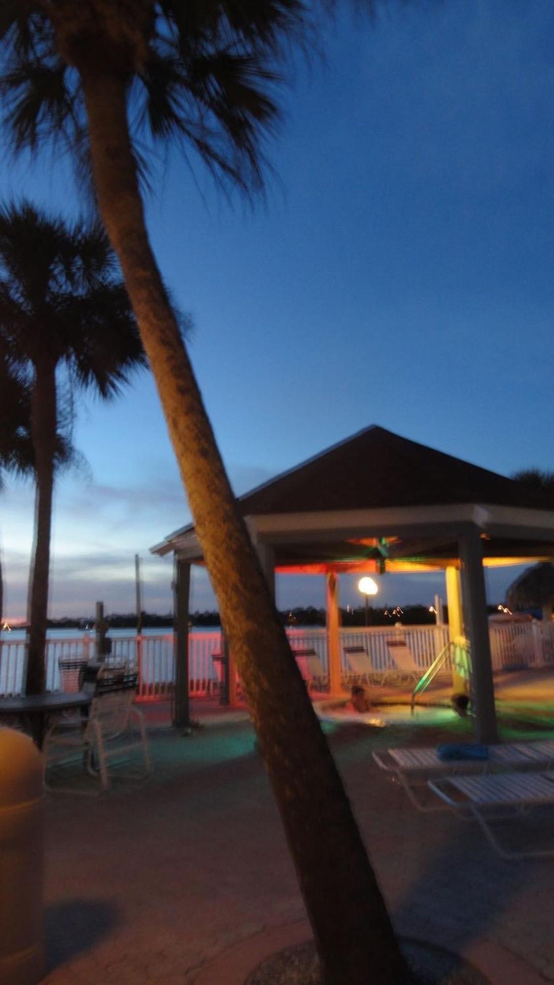 Affordable Two Bedroom Tropical Condo - Private Beach, Pools, Hot Tub セント・ピーターズバーグ エクステリア 写真