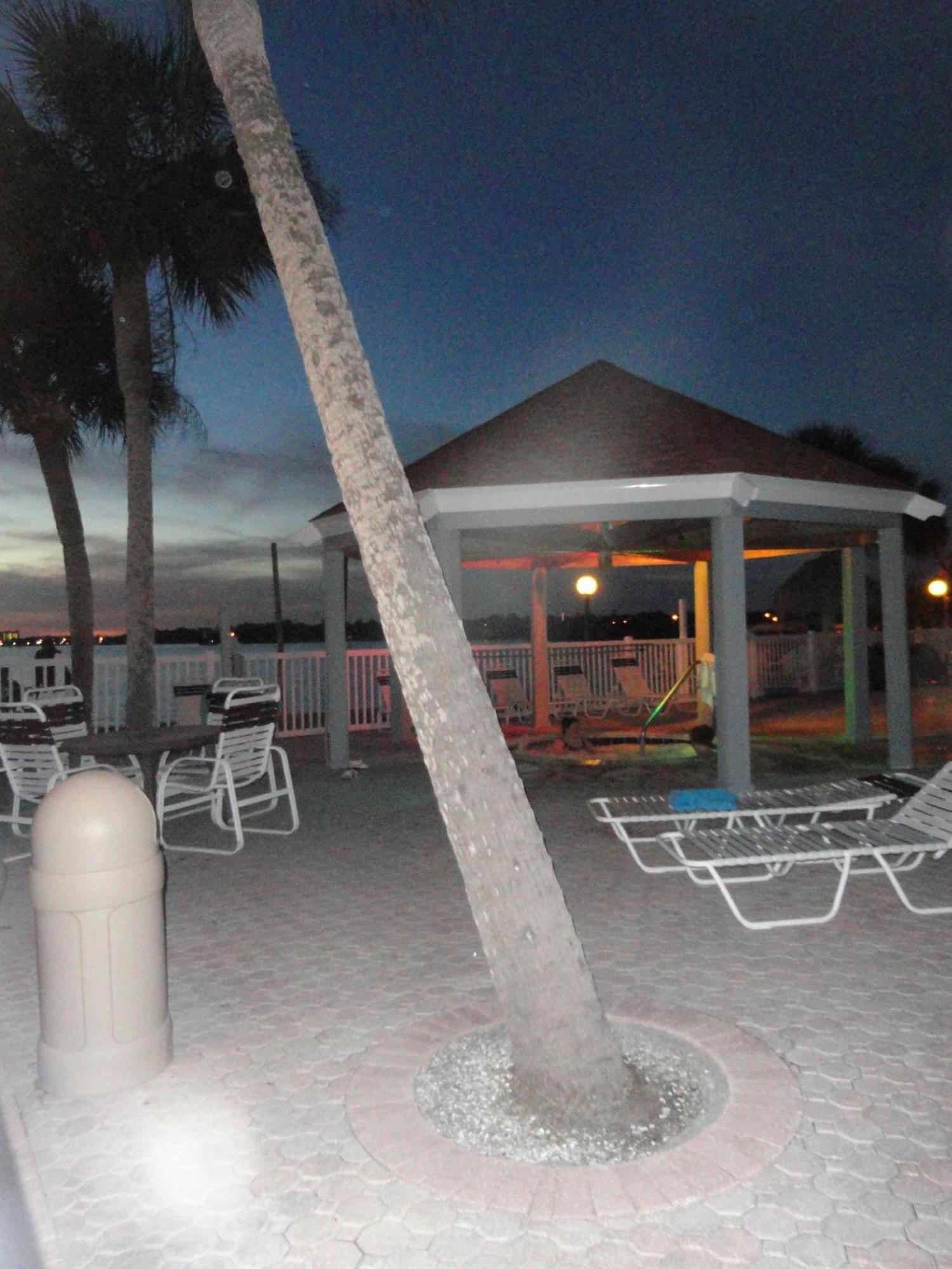 Affordable Two Bedroom Tropical Condo - Private Beach, Pools, Hot Tub セント・ピーターズバーグ エクステリア 写真