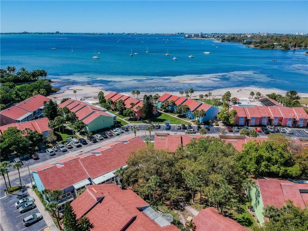 Affordable Two Bedroom Tropical Condo - Private Beach, Pools, Hot Tub セント・ピーターズバーグ エクステリア 写真