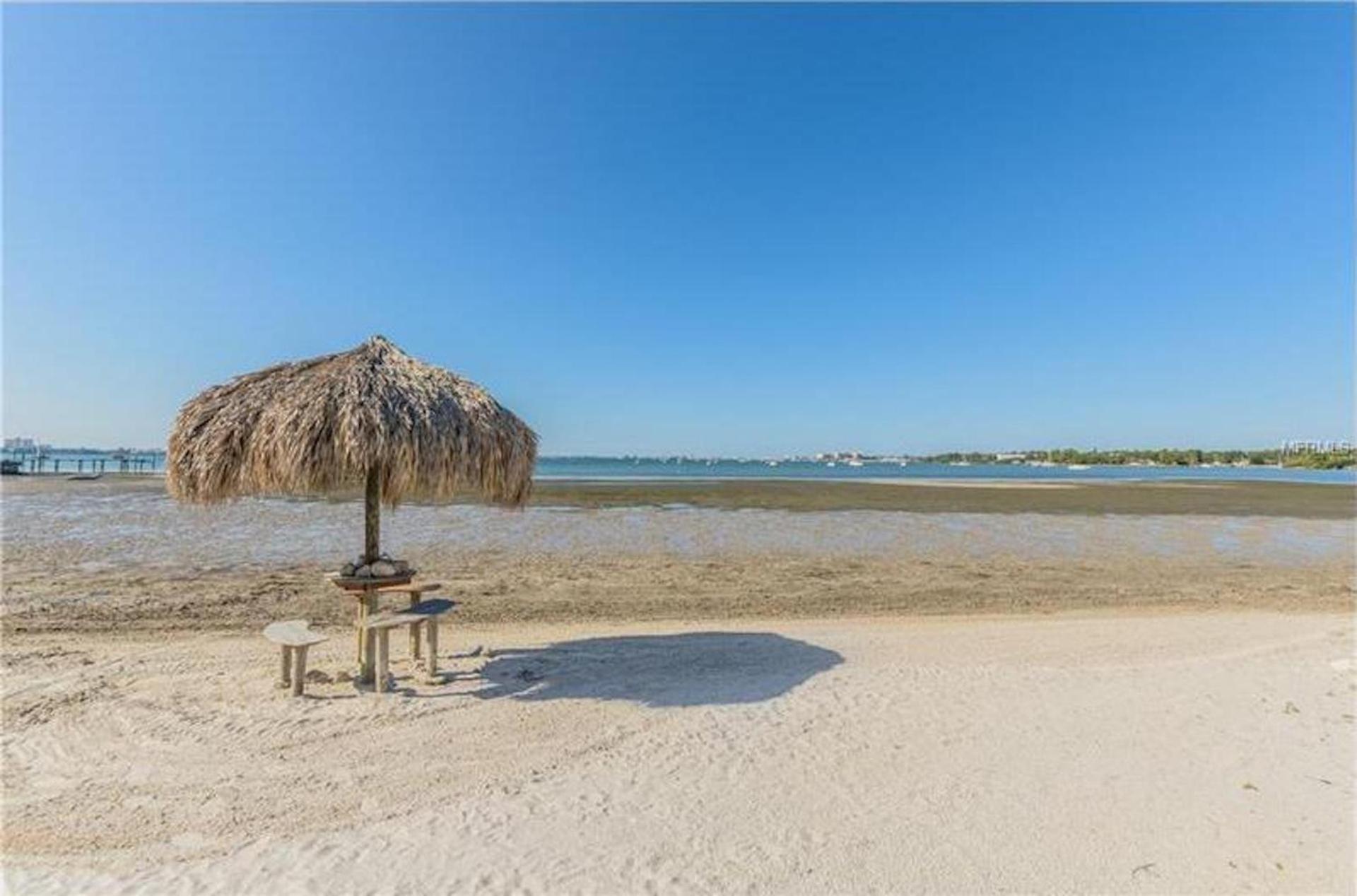 Affordable Two Bedroom Tropical Condo - Private Beach, Pools, Hot Tub セント・ピーターズバーグ エクステリア 写真