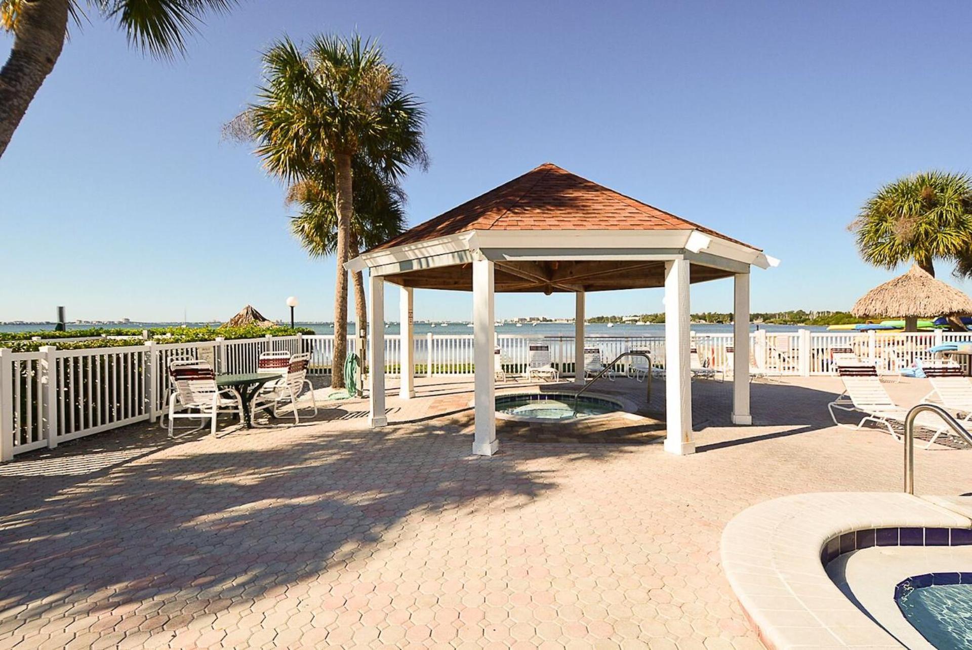 Affordable Two Bedroom Tropical Condo - Private Beach, Pools, Hot Tub セント・ピーターズバーグ エクステリア 写真