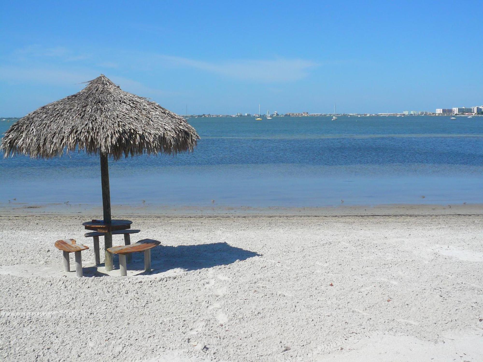 Affordable Two Bedroom Tropical Condo - Private Beach, Pools, Hot Tub セント・ピーターズバーグ エクステリア 写真