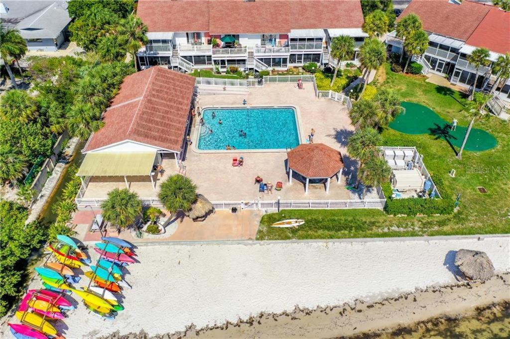 Affordable Two Bedroom Tropical Condo - Private Beach, Pools, Hot Tub セント・ピーターズバーグ エクステリア 写真