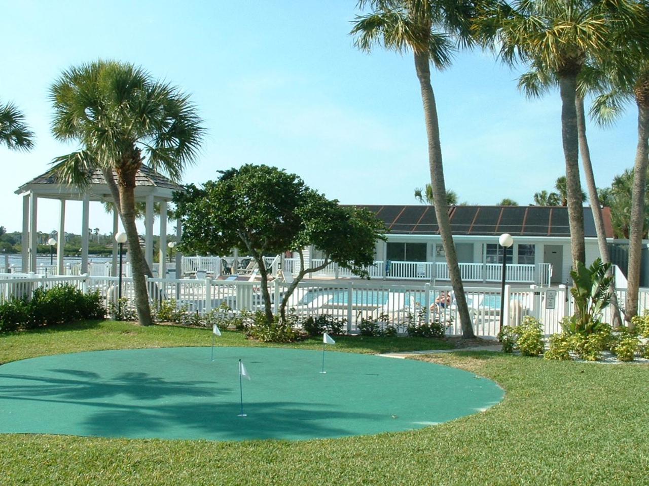 Affordable Two Bedroom Tropical Condo - Private Beach, Pools, Hot Tub セント・ピーターズバーグ エクステリア 写真