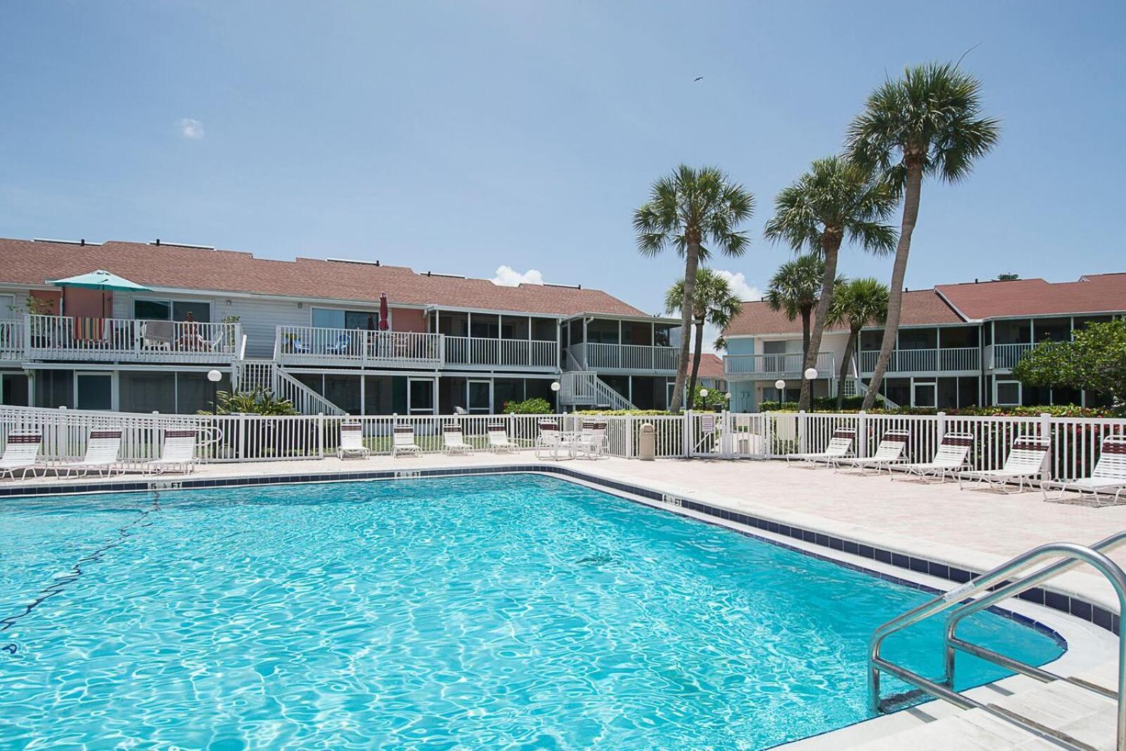 Affordable Two Bedroom Tropical Condo - Private Beach, Pools, Hot Tub セント・ピーターズバーグ エクステリア 写真