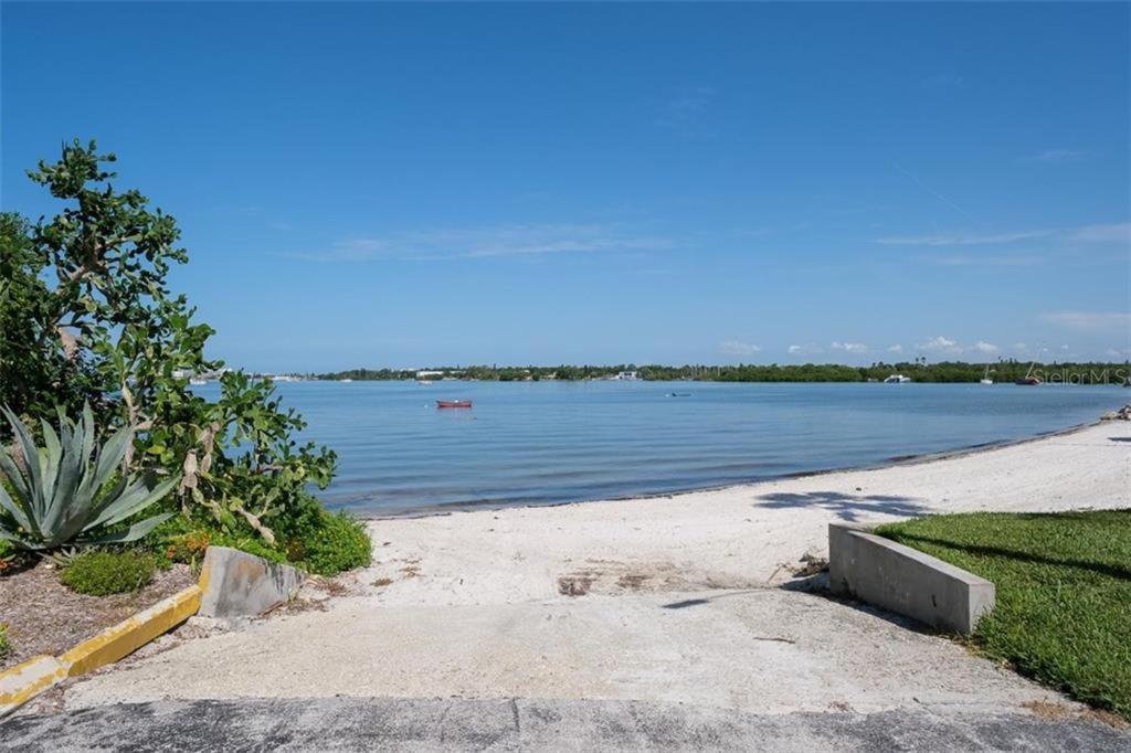 Affordable Two Bedroom Tropical Condo - Private Beach, Pools, Hot Tub セント・ピーターズバーグ エクステリア 写真