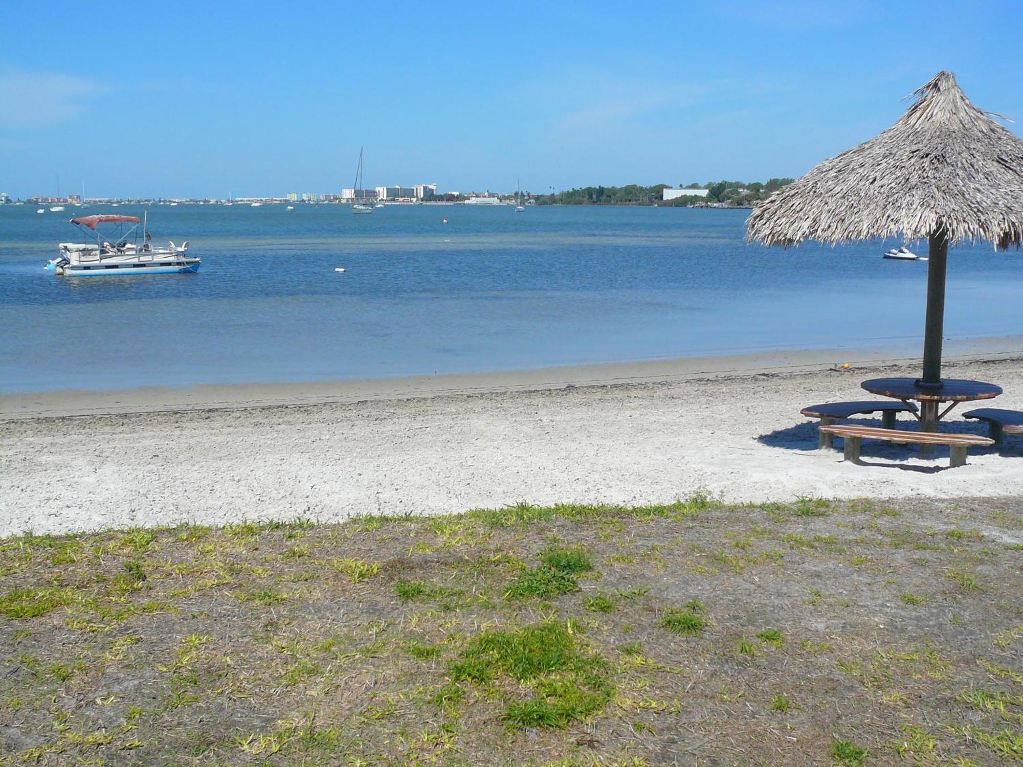 Affordable Two Bedroom Tropical Condo - Private Beach, Pools, Hot Tub セント・ピーターズバーグ エクステリア 写真
