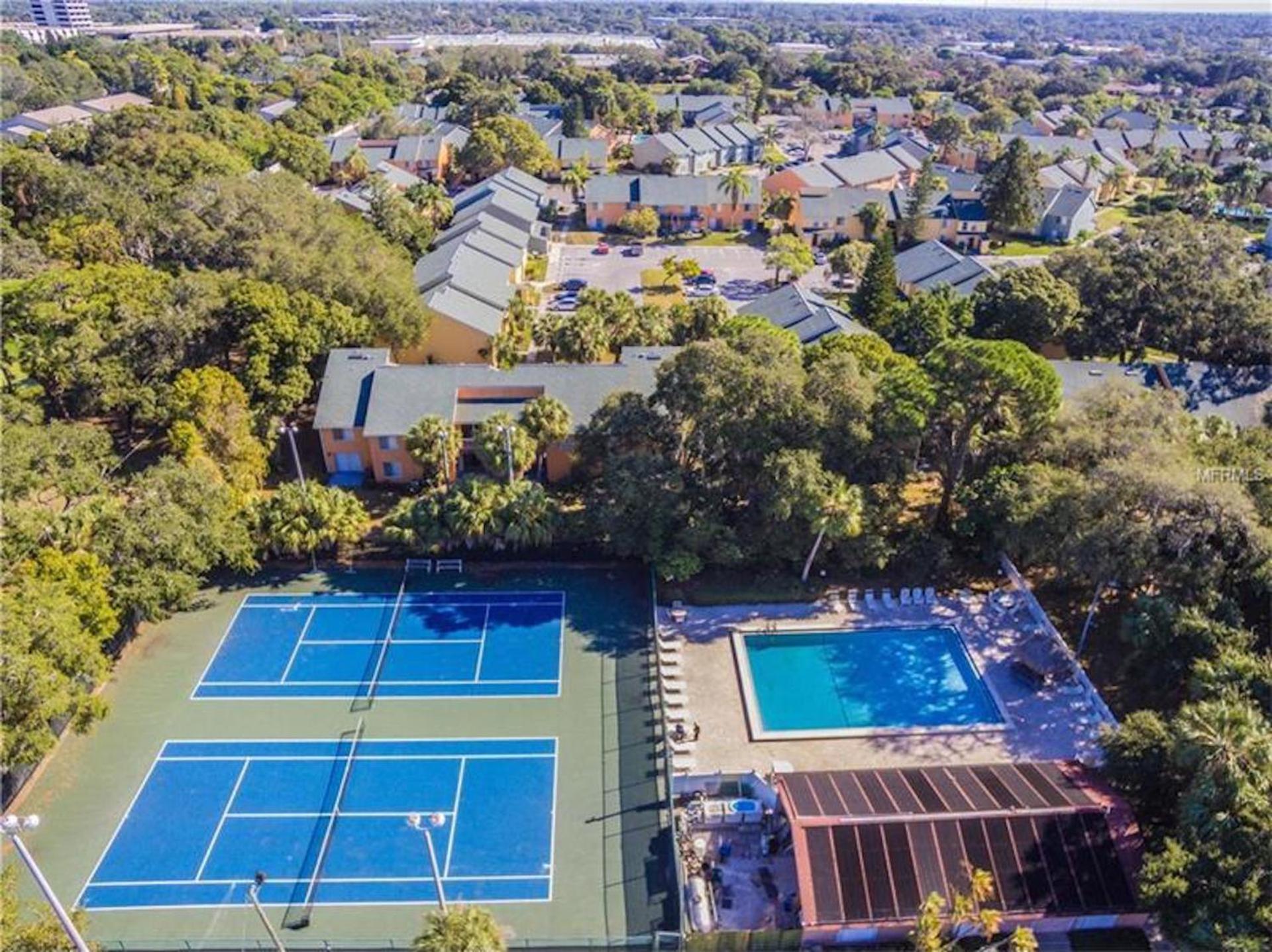 Affordable Two Bedroom Tropical Condo - Private Beach, Pools, Hot Tub セント・ピーターズバーグ エクステリア 写真