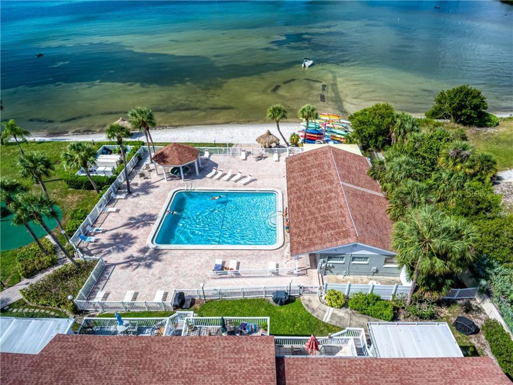 Affordable Two Bedroom Tropical Condo - Private Beach, Pools, Hot Tub セント・ピーターズバーグ エクステリア 写真