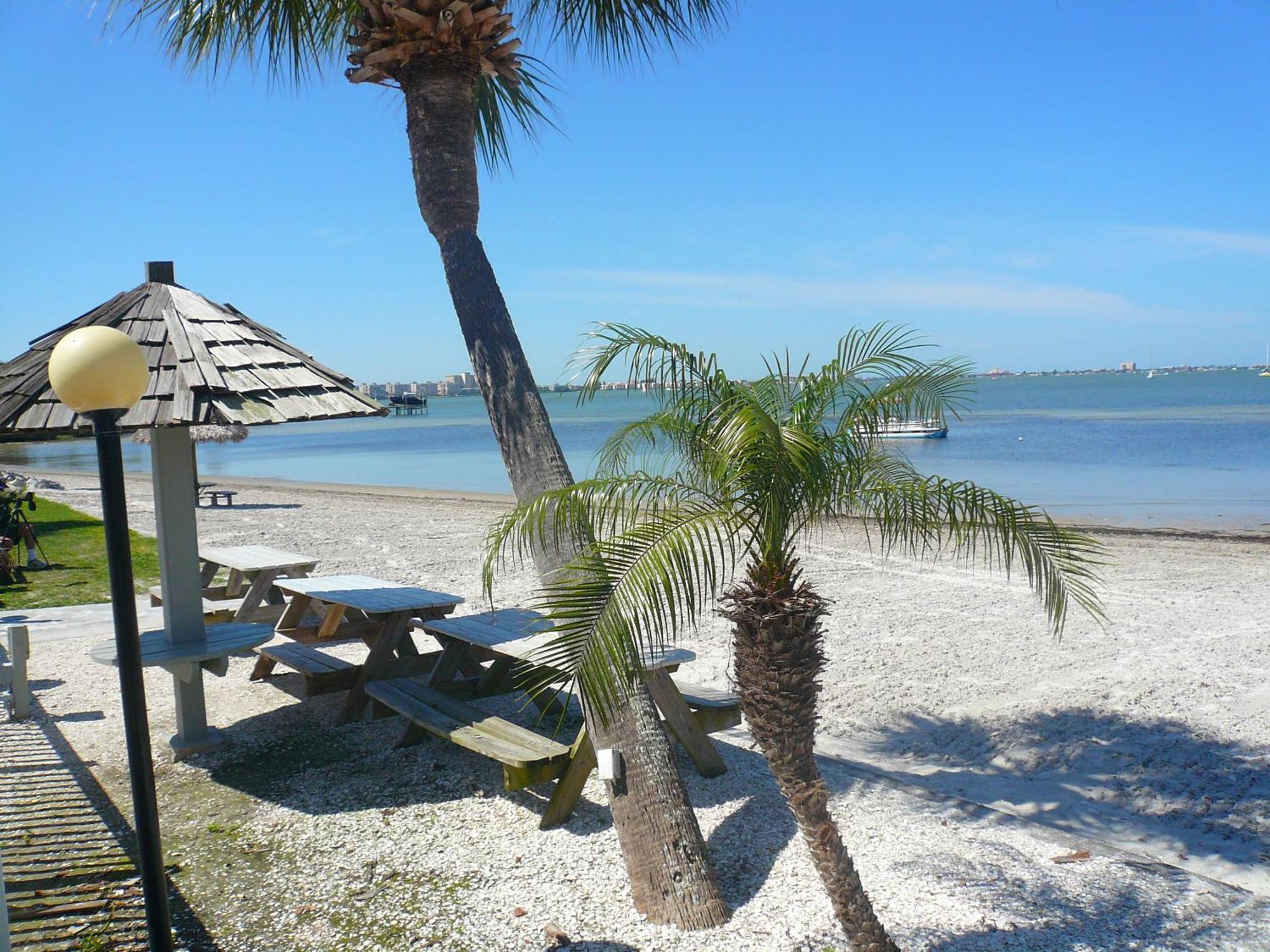 Affordable Two Bedroom Tropical Condo - Private Beach, Pools, Hot Tub セント・ピーターズバーグ エクステリア 写真