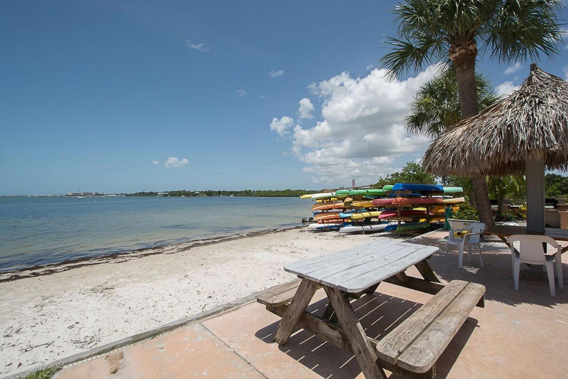 Affordable Two Bedroom Tropical Condo - Private Beach, Pools, Hot Tub セント・ピーターズバーグ エクステリア 写真
