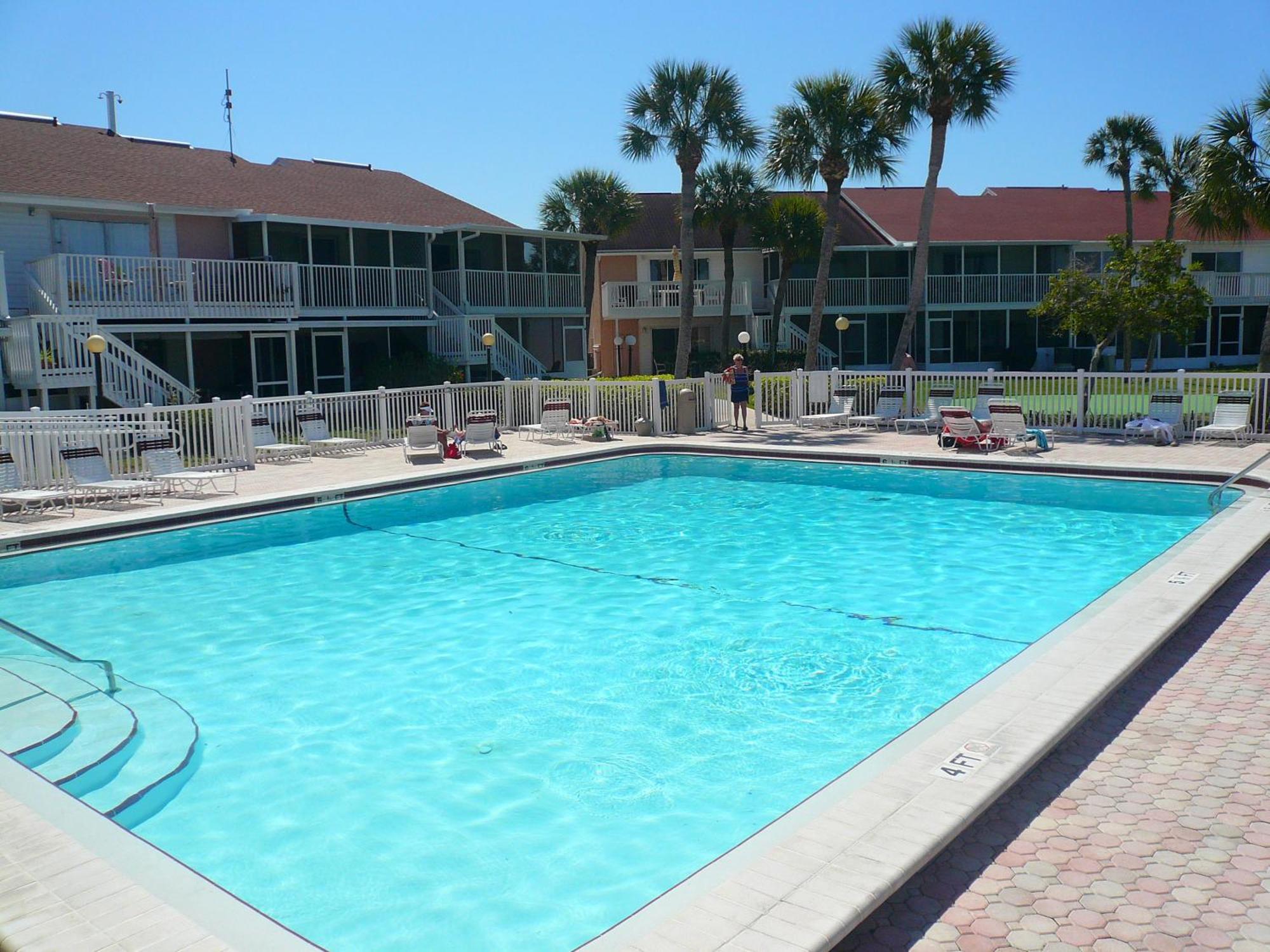 Affordable Two Bedroom Tropical Condo - Private Beach, Pools, Hot Tub セント・ピーターズバーグ エクステリア 写真