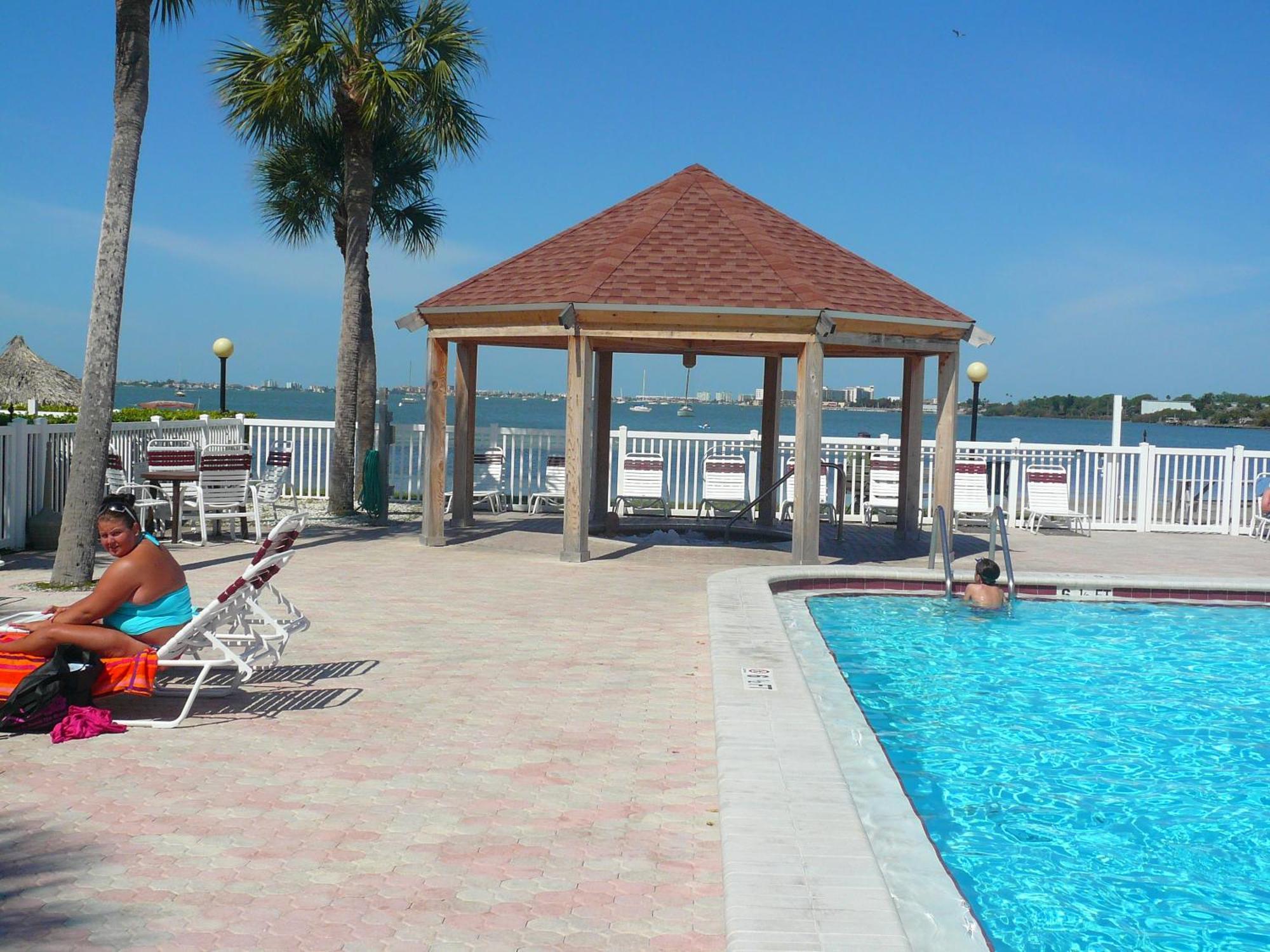 Affordable Two Bedroom Tropical Condo - Private Beach, Pools, Hot Tub セント・ピーターズバーグ エクステリア 写真