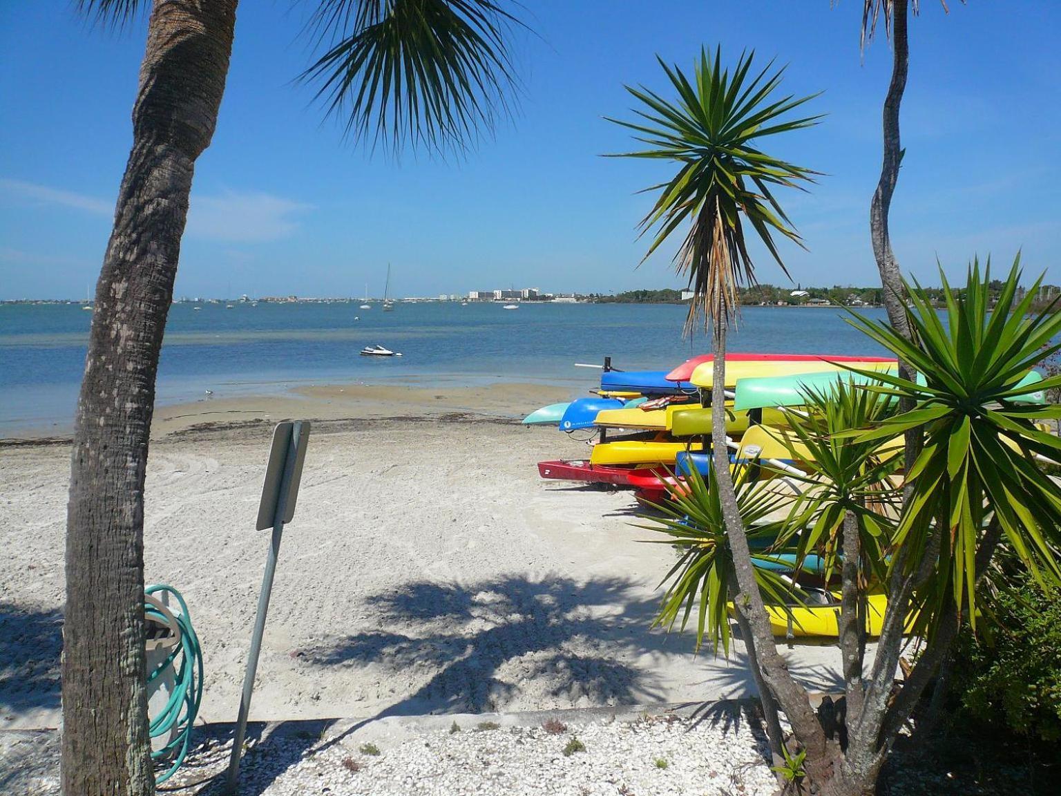 Affordable Two Bedroom Tropical Condo - Private Beach, Pools, Hot Tub セント・ピーターズバーグ エクステリア 写真