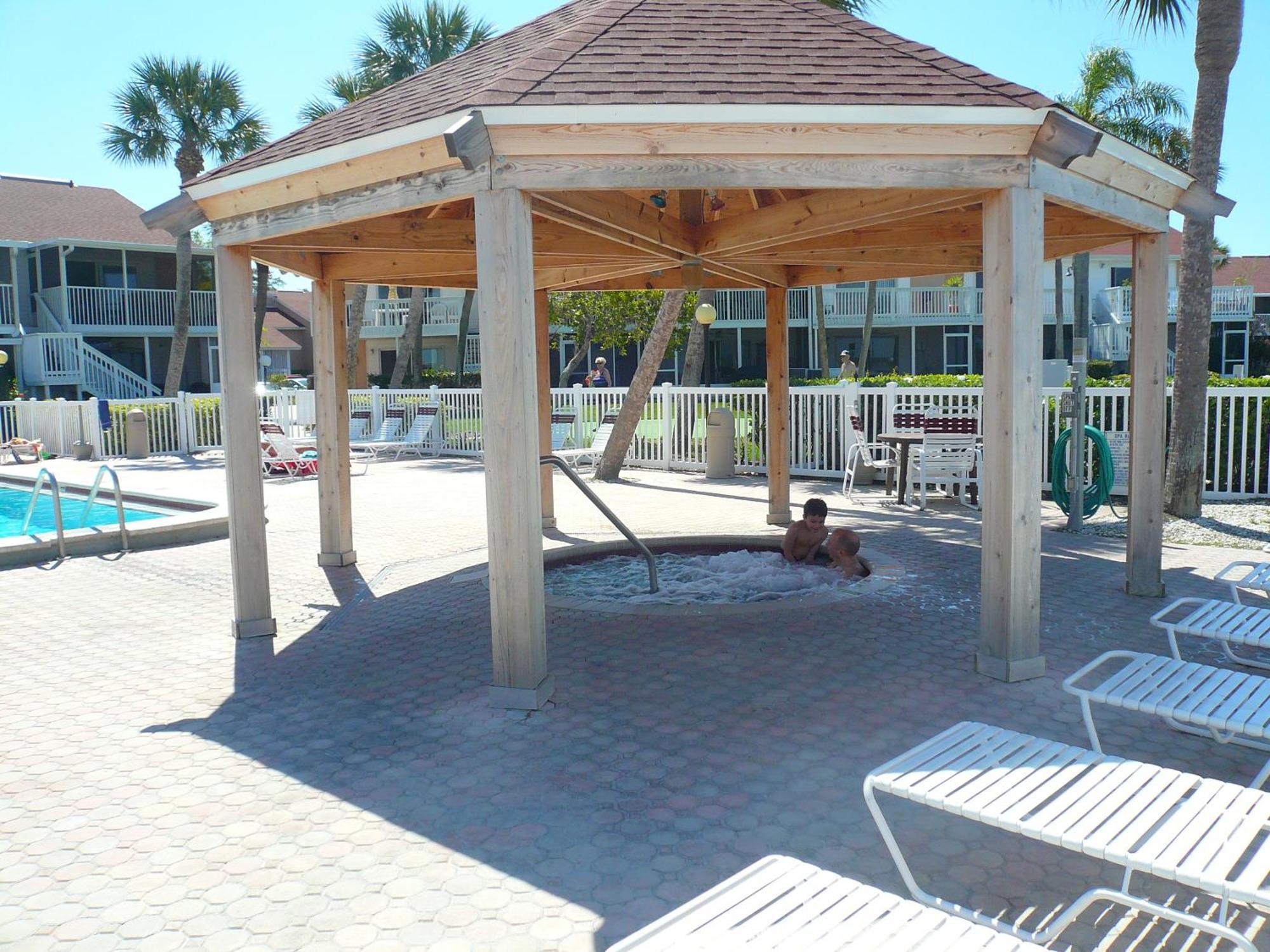 Affordable Two Bedroom Tropical Condo - Private Beach, Pools, Hot Tub セント・ピーターズバーグ エクステリア 写真