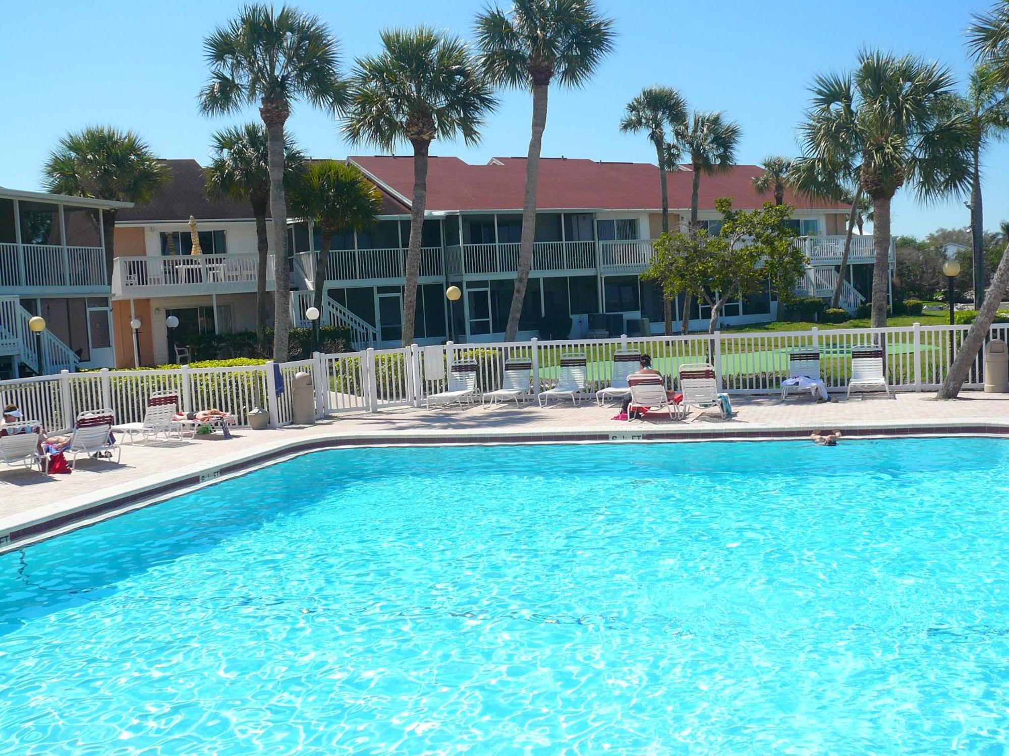 Affordable Two Bedroom Tropical Condo - Private Beach, Pools, Hot Tub セント・ピーターズバーグ エクステリア 写真