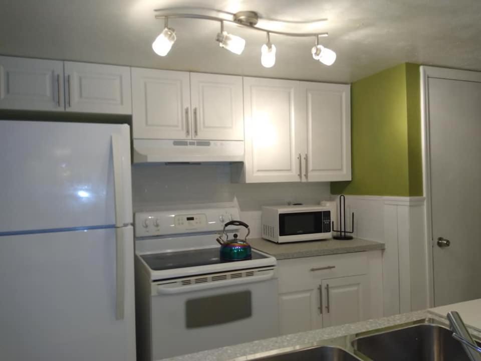 Affordable Two Bedroom Tropical Condo - Private Beach, Pools, Hot Tub セント・ピーターズバーグ エクステリア 写真
