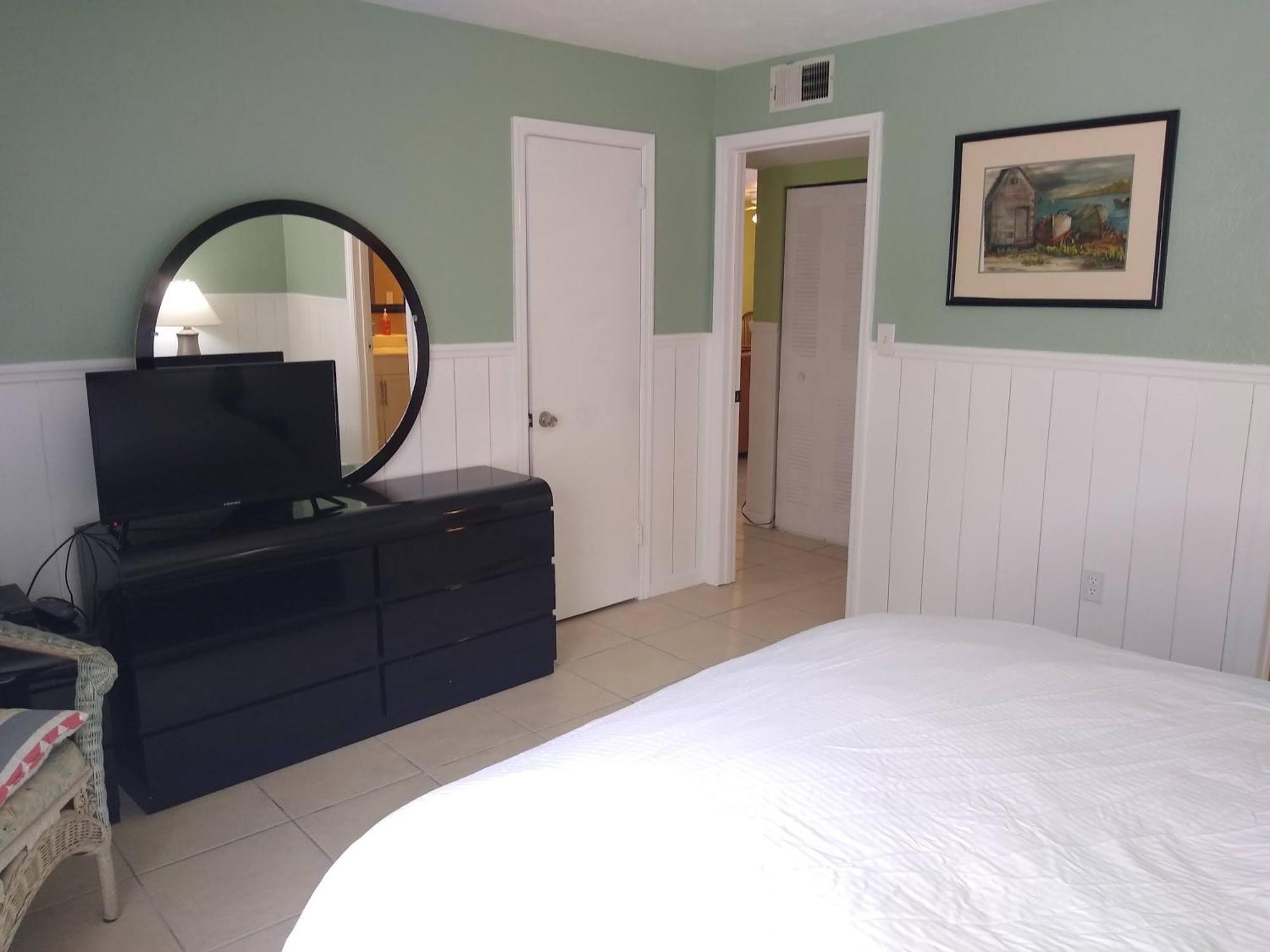 Affordable Two Bedroom Tropical Condo - Private Beach, Pools, Hot Tub セント・ピーターズバーグ エクステリア 写真