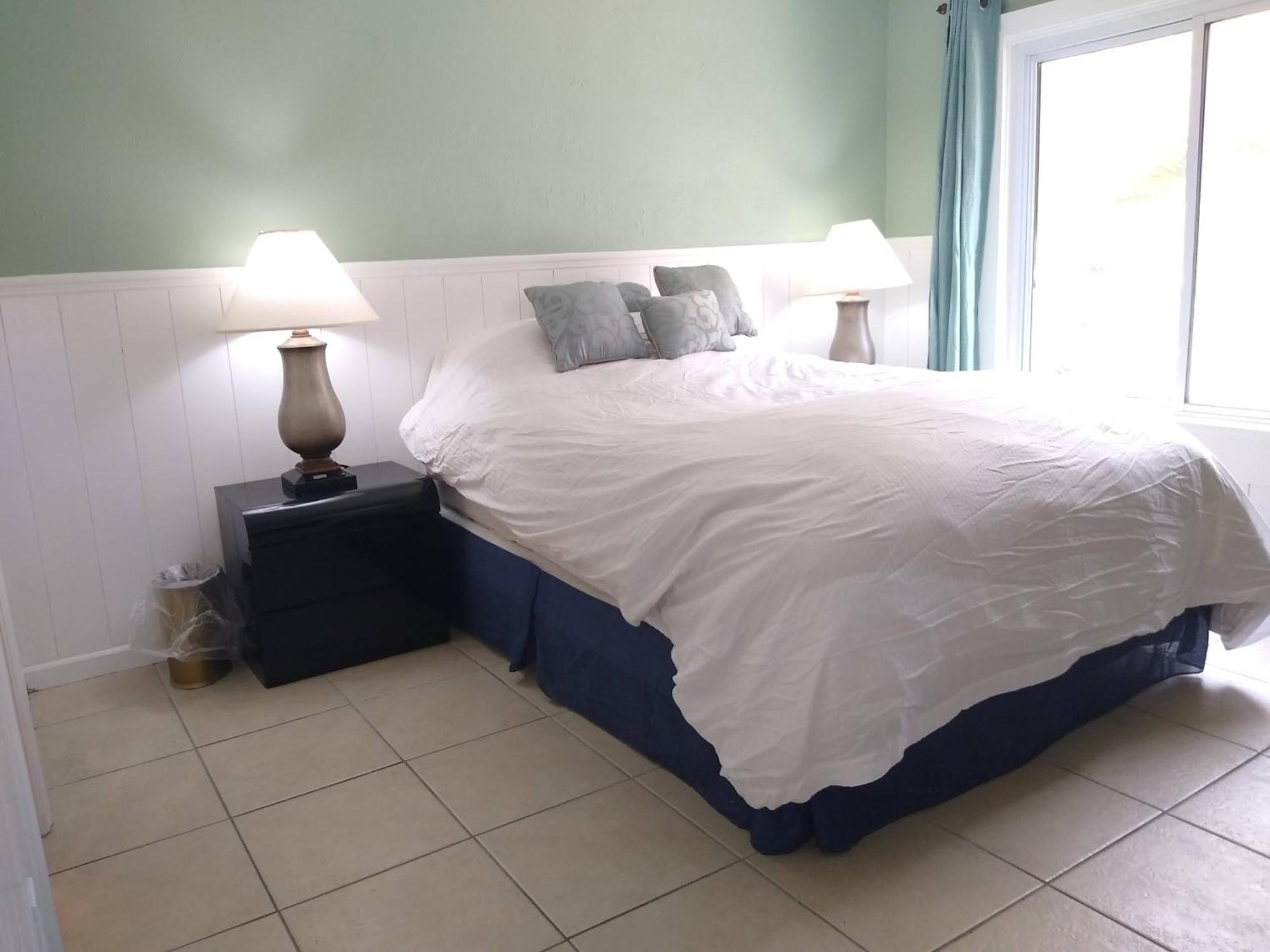 Affordable Two Bedroom Tropical Condo - Private Beach, Pools, Hot Tub セント・ピーターズバーグ エクステリア 写真