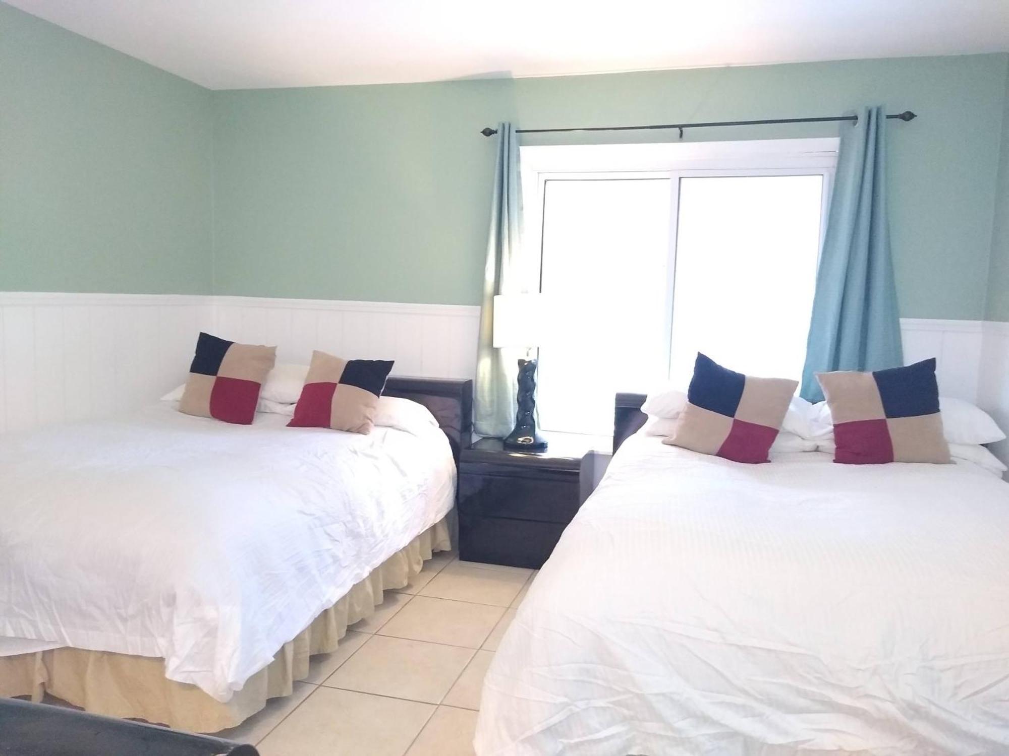 Affordable Two Bedroom Tropical Condo - Private Beach, Pools, Hot Tub セント・ピーターズバーグ エクステリア 写真