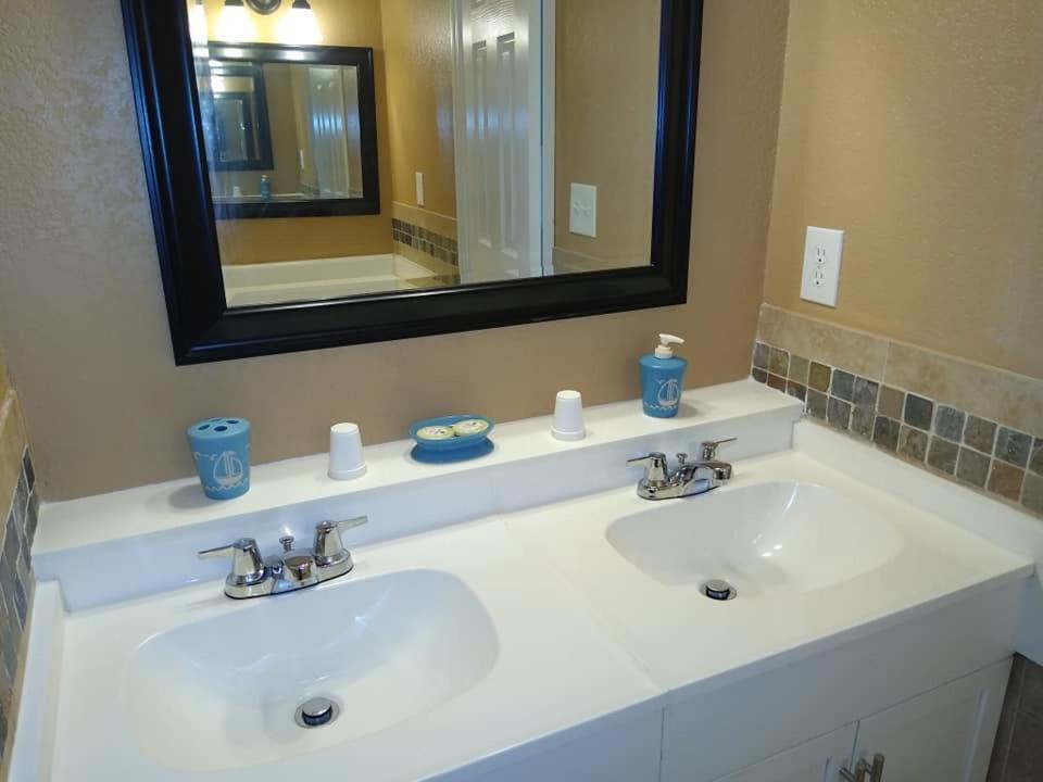 Affordable Two Bedroom Tropical Condo - Private Beach, Pools, Hot Tub セント・ピーターズバーグ エクステリア 写真