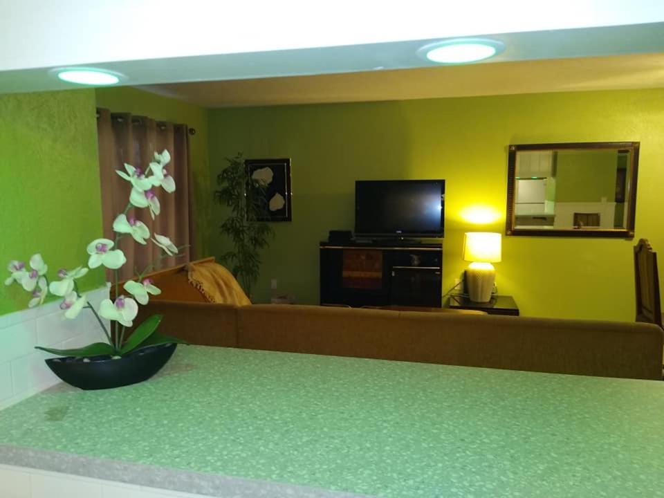 Affordable Two Bedroom Tropical Condo - Private Beach, Pools, Hot Tub セント・ピーターズバーグ エクステリア 写真