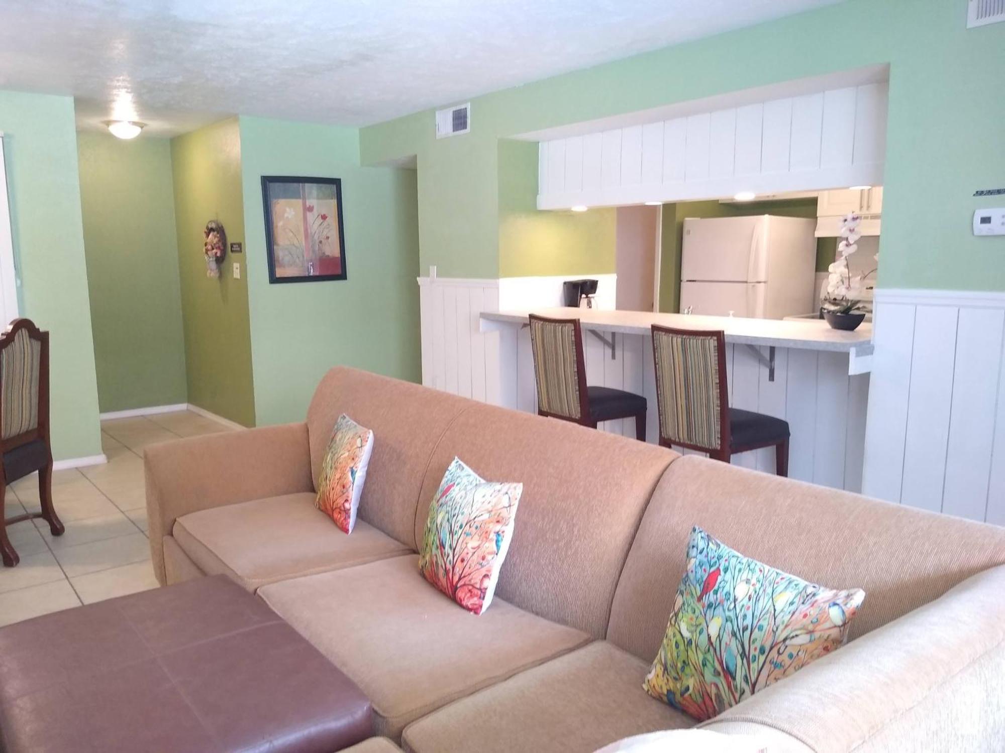 Affordable Two Bedroom Tropical Condo - Private Beach, Pools, Hot Tub セント・ピーターズバーグ エクステリア 写真