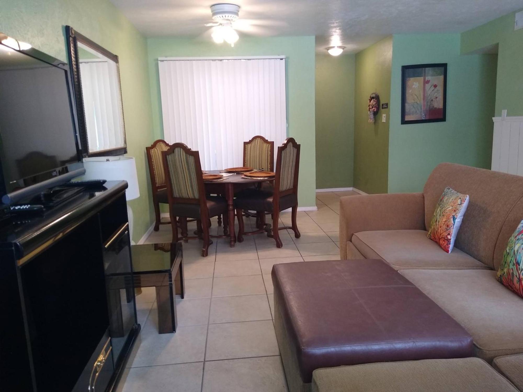 Affordable Two Bedroom Tropical Condo - Private Beach, Pools, Hot Tub セント・ピーターズバーグ エクステリア 写真