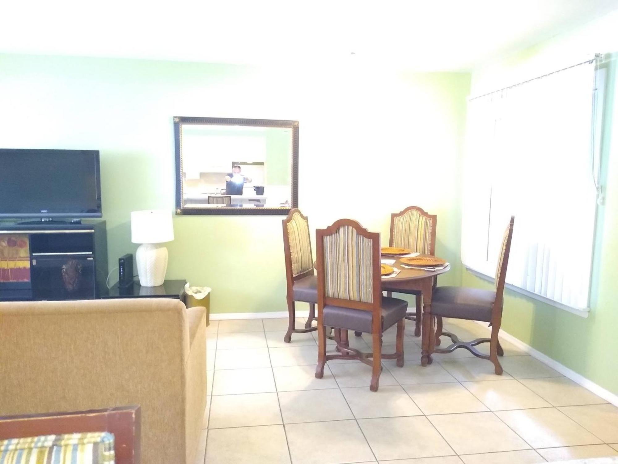 Affordable Two Bedroom Tropical Condo - Private Beach, Pools, Hot Tub セント・ピーターズバーグ エクステリア 写真
