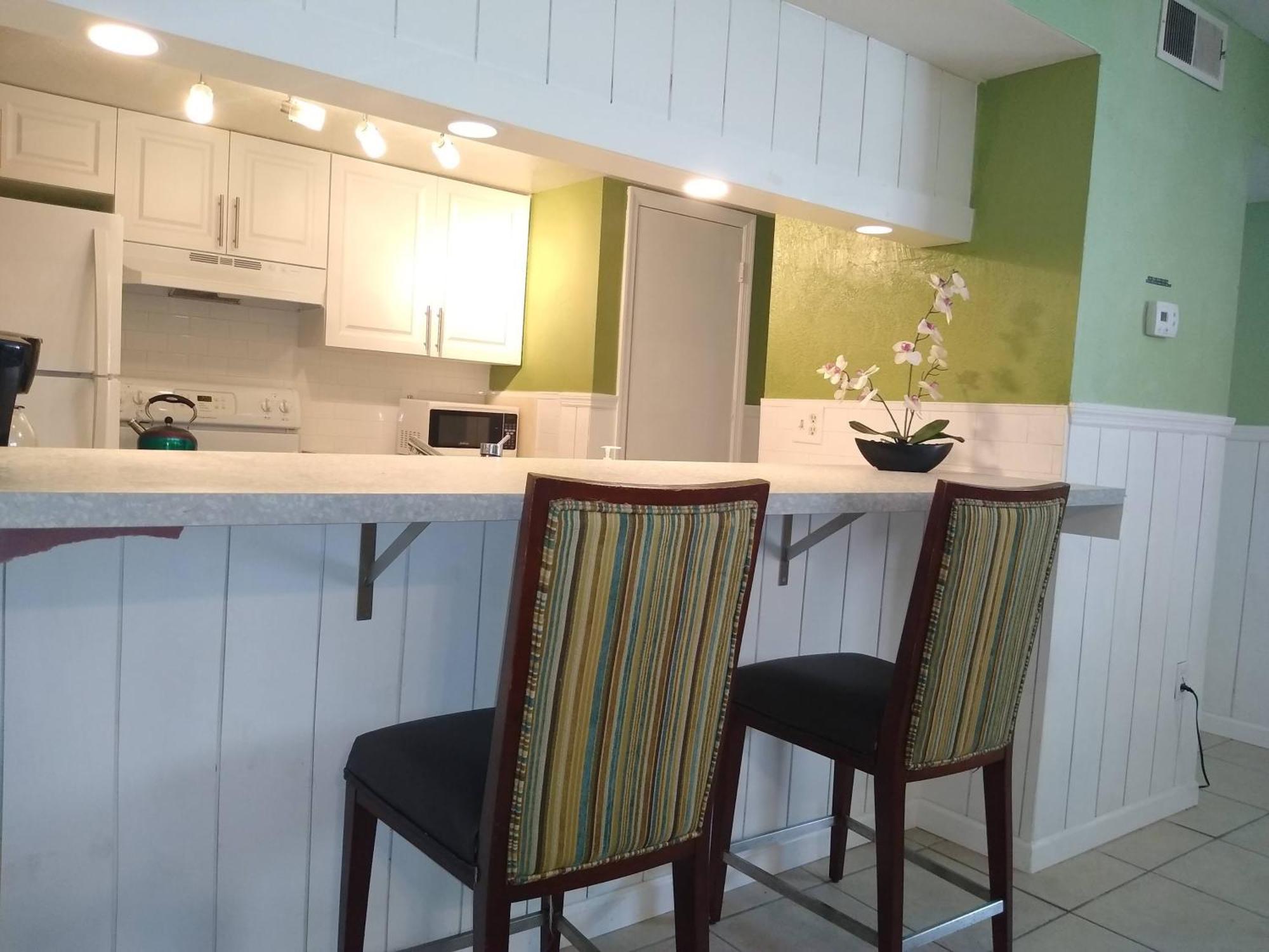Affordable Two Bedroom Tropical Condo - Private Beach, Pools, Hot Tub セント・ピーターズバーグ エクステリア 写真