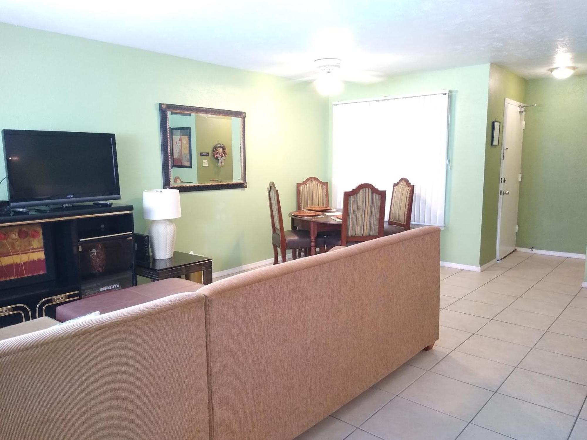 Affordable Two Bedroom Tropical Condo - Private Beach, Pools, Hot Tub セント・ピーターズバーグ エクステリア 写真